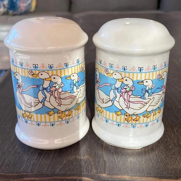 * Vintage* Blue Ribbon Geese| Salt & Pepper  Shakers - Picture 1 of 5